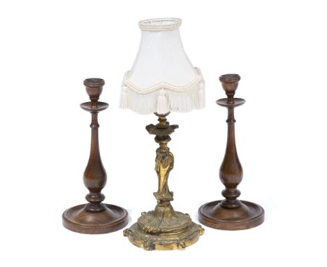 AN ORMOLU TABLE LAMP with acanthus leaf scroll decoration, 44cm in height including the shade together with a pair of turned 