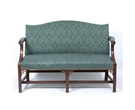 A CHIPPENDALE STYLE MAHOGANY CAMEL BACKED SETTEE with carved decoration to the arm supports and three legs to the front with 