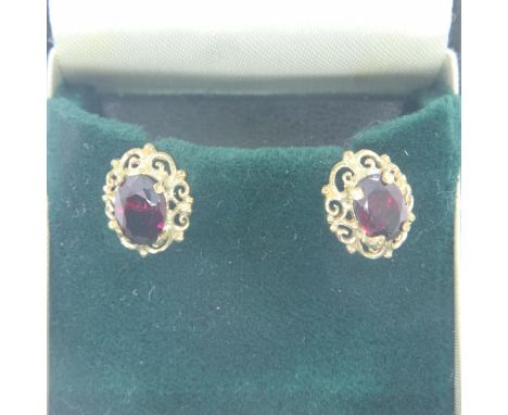 Pair of 9ct gold garnet set earrings. 2.0g. UK P&amp;P Group 0 (£6+VAT for the first lot and £1+VAT for subsequent lots) 