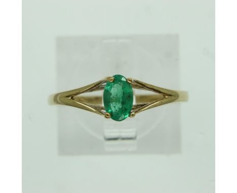 9ct gold solitaire ring set with emerald, size O, 1.2g. UK P&amp;P Group 0 (£6+VAT for the first lot and £1+VAT for subsequen