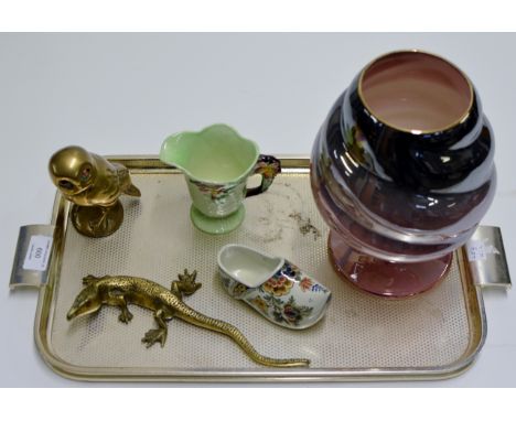 TRAY CONTAINING MALING VASE, CARLTON WARE JUG, NOVELTY BRASS OWL, BRASS LIZARD ETC     