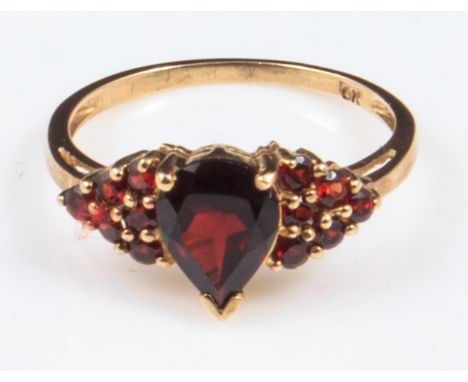A lady's 9ct gold 2.3gm ring set with garnets