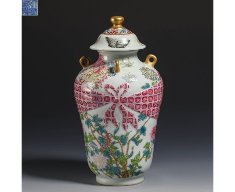 Enamel coloured vase from Qing Dynasty   H19cm           W10cm        Weight537g