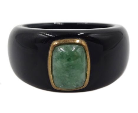 Black onyx, jade and gold mounted ring stamped 375 - Condition Report Good condition approx 5.4gm, size N