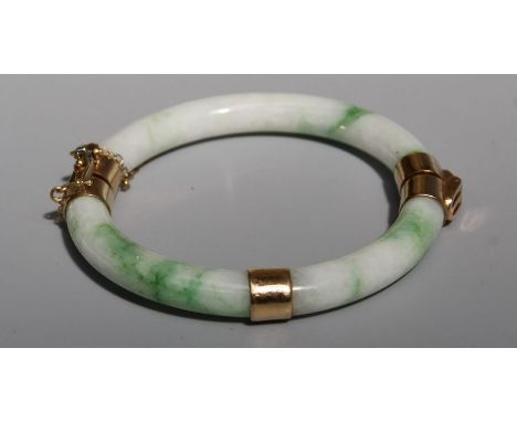 Moss in snow jadeite jade bangle (39gm gross weight) with 9ct gold fittings