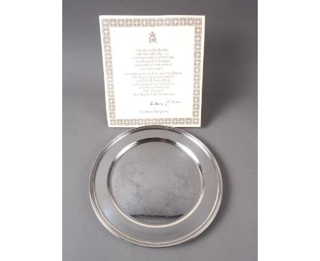 A Pietro Annigoni limited edition Queen Elizabeth II silver wedding anniversary commemorative silver dish, in fitted case, 12