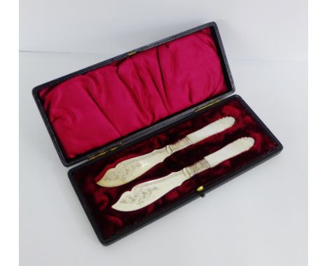 A pair of mother-of-pearl handled and Epns butter knives in a fitted case 