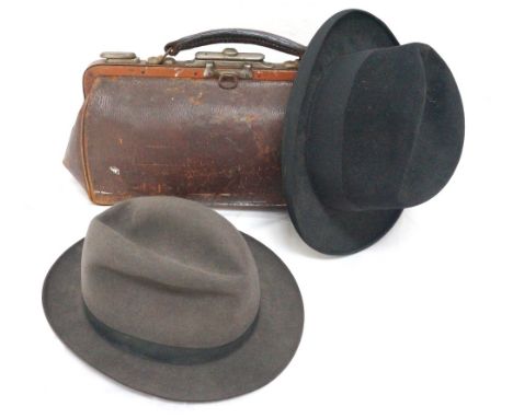 VINTAGE LEATHER GLADSTONE BAG
with carrying handle and sliding locks to the metal frame, a black felt hat bearing a trade lab