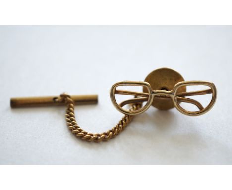 UNMARKED GOLD TIE PIN/BROOCH
in the form of a pair of spectacles, with safety chain 