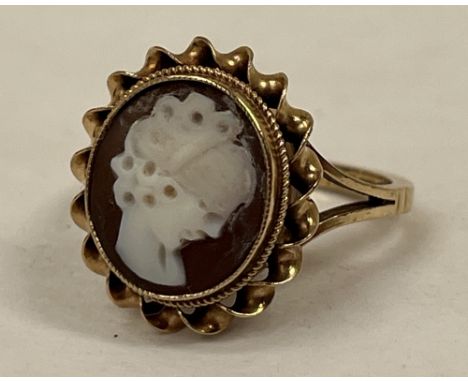 A 9ct cameo ring. 3g gross.