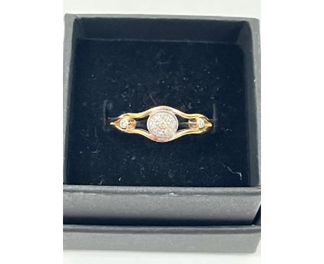 A diamond ring. In gold marked 18K. 3g gross, size P.