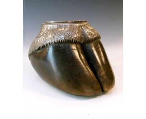 Victorian silver mounted cattle hoof inkwell, London 1890   Condition: 