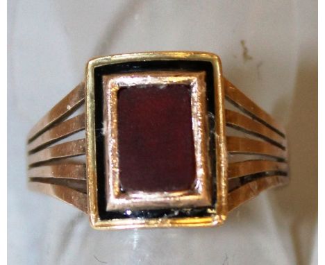A GENTLEMAN’S GOLD AND RED STONE RING.