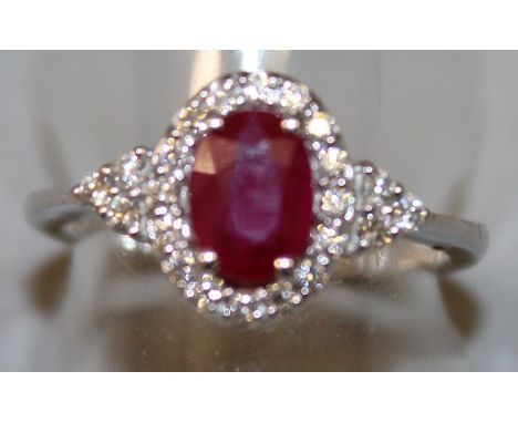 A GOOD RUBY AND DIAMOND CLUSTER RING set in 18ct yellow gold.