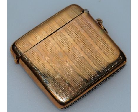 A GEORGE V ENGINE TURNED 9CT GOLD VESTA. Birmingham 1912 Approx. 26gms.