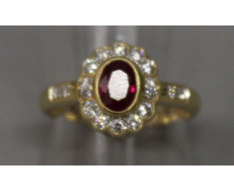 A GOOD RUBY AND DIAMOND CLUSTER RING set in 18ct yellow gold.