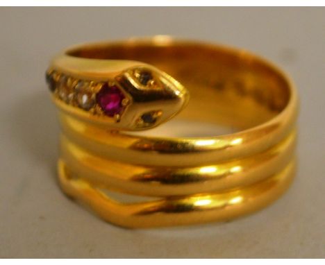 A GOOD 18CT YELLOW GOLD DIAMOND AND RUBY SNAKE RING.