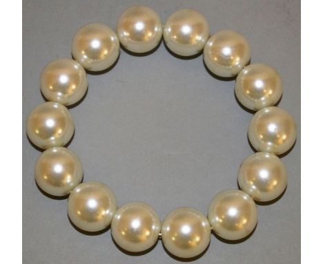 A PEARL BRACELET.