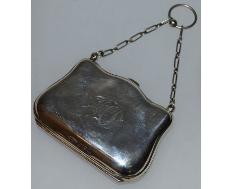 A PLAIN GEORGE V SILVER PURSE AND CHAIN. Birmingham 1914.