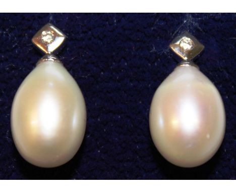 A PAIR OF FRESHWATER PEARL AND DIAMOND DROP EARRINGS.