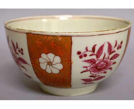 AN 18TH CENTURY WORCESTER BOWL painted puce flower between orange gilt panels, each containing a mon, probably painted in the