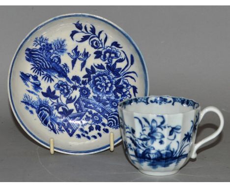 AN 18TH CENTURY WORCESTER HOLLOW ROCK LILY PATTERN FACETED COFFEE CUP painted in blue under-glaze and a fence pattern tea bow