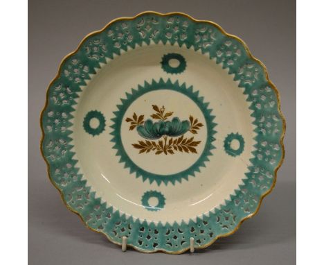AN 18TH CENTURY WORCESTER VERY RARE RETICULATED PLATE, the border hand pierced and painted with sea green with a saw-tooth an