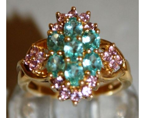 A GREEN AND PINK STONE CLUSTER RING set in 9ct gold.