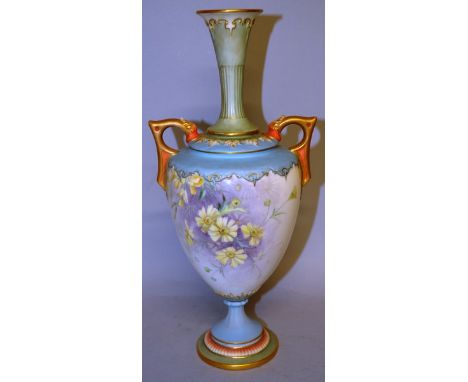 A ROYAL WORCESTER TWO HANDLED VASE painted with daisies on a blue and green ground date code for 1900, shape 9132.