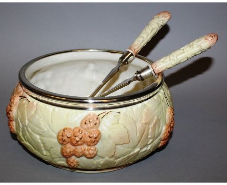 A LOCKE & CO WORCESTER CIRCULAR FRUIT BOWL decorated with hops in relief, 9ins diameter, complete with pair of salad servers.
