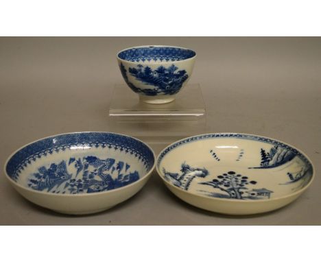 AN 18TH CENTURY WORCESTER SMALL SIZE SLOPS BOWL, finely painted with the Cannonball pattern in blue under-glaze, script “W” m