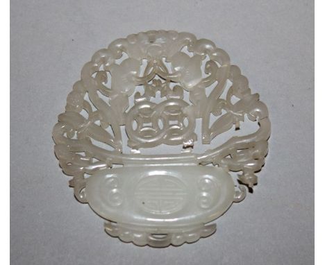 A GOOD QUALITY EARLY 20TH CENTURY CHINESE CARVED & PIERCED WHITE JADE PENDANT, together with a fitted wood display stand, the