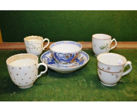 AN 18TH CENTURY NEW HALL CLIP HANDLED COFFEE CUP decorated with trailing gold star shaped flowers and a New Hall wishbone han