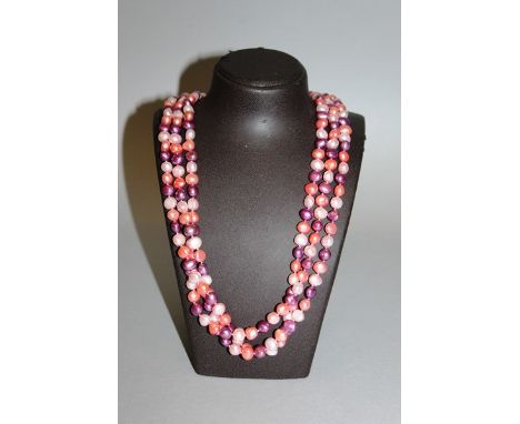 A THREE ROW FRESHWATER PEARL NECKLACE.