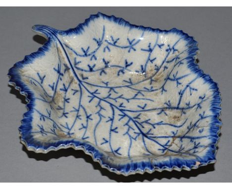 AN 18TH CENTURY WORCESTER LEAF SHAPED PICKLE DISH painted with vines in blue under-glaze.