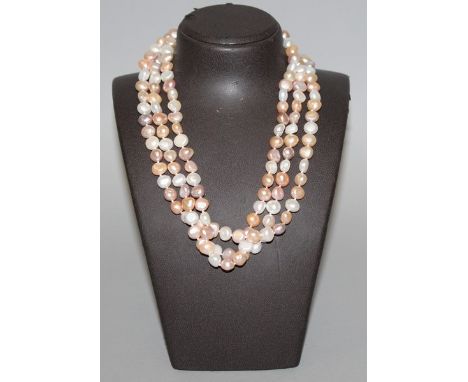 A THREE ROW FRESHWATER PEARL NECKLACE.
