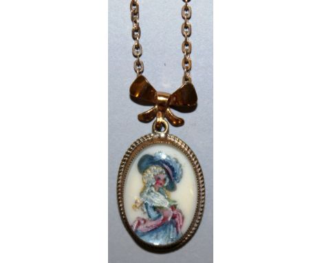 A SMALL GOLD LOCKET AND CHAIN.