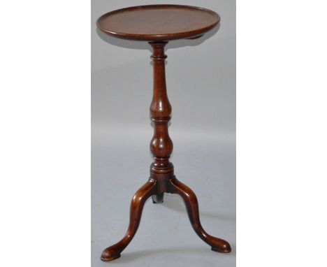 A GEORGIAN STYLE MAHOGANY CIRCULAR TRAY TOP TRIPOD TABLE with curving legs on pad feet. 1ft diameter.