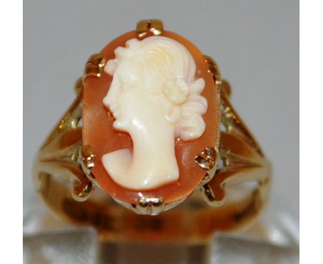 A GOOD OVAL CAMEO RING of a young lady, set in 9ct gold.