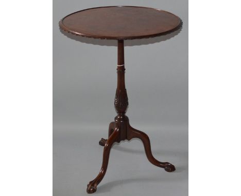 A GEORGIAN STYLE MAHOGANY CIRCULAR TRAY TOP TRIPOD TABLE with fluted column legs ending in claw and ball feet. 1ft 8ins diame