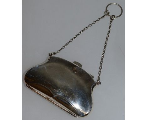 A SMALL EDWARD VII PLAIN SILVER PURSE AND CHAIN. Chester 1906.