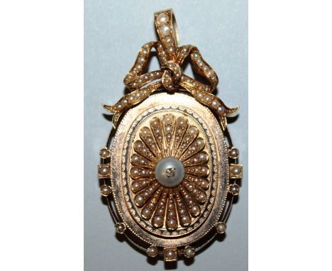 A VERY GOOD VICTORIAN GOLD AND SEED PEARL OVAL PENDANT LOCKET.