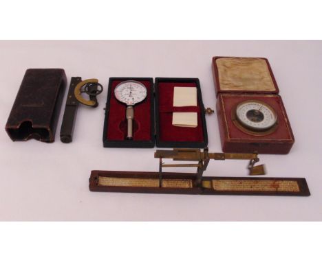 A quantity of scientific collectables to include a thermometer, a cased scale and a gauge (4)