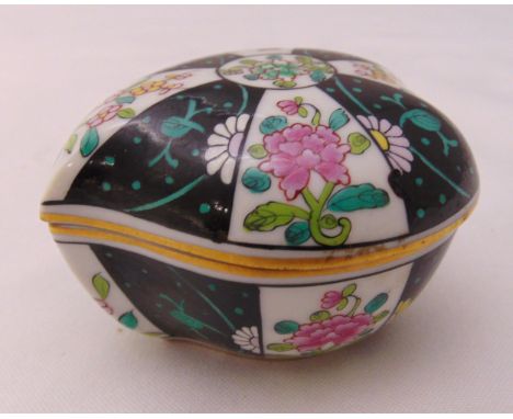 Herend heart shaped patch box and cover decorated with flowers and leaves, mark to the base, 4.5 x 7.5 x 7cm