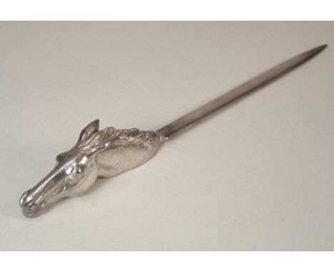 GARRARD PAPER KNIFE.
A modern Garrard, silver cast horse head paper knife.