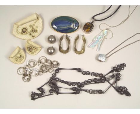 COSTUME JEWELLERY.
Including ceramic, amber, glass & metal.