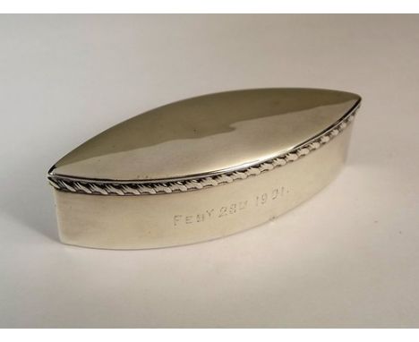 SNUFF BOX.
A Victorian elliptical silver snuff box. Birmingham 1899.
7cm.