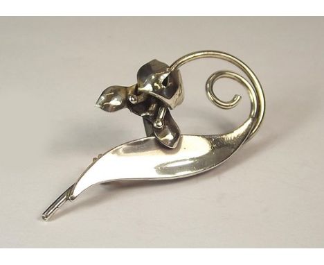 SILVER BROOCH.
A sterling silver cyclamen brooch by Lang.
Length 5cm.