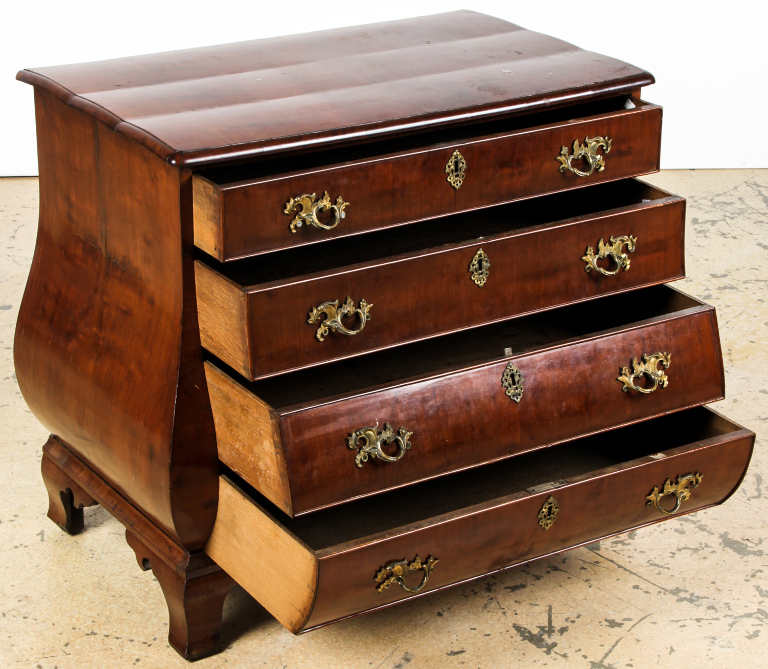 Venetian Bombe Chest of Drawers. Size: 30.5