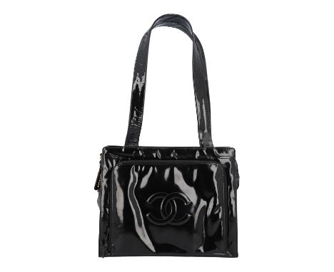 CHANEL VINTAGE Schultertasche, Koll. 1996/1997. Lackleder in Schwarz mit textilem Innenleben in Schwarz. Zwei Außenfächer, ei